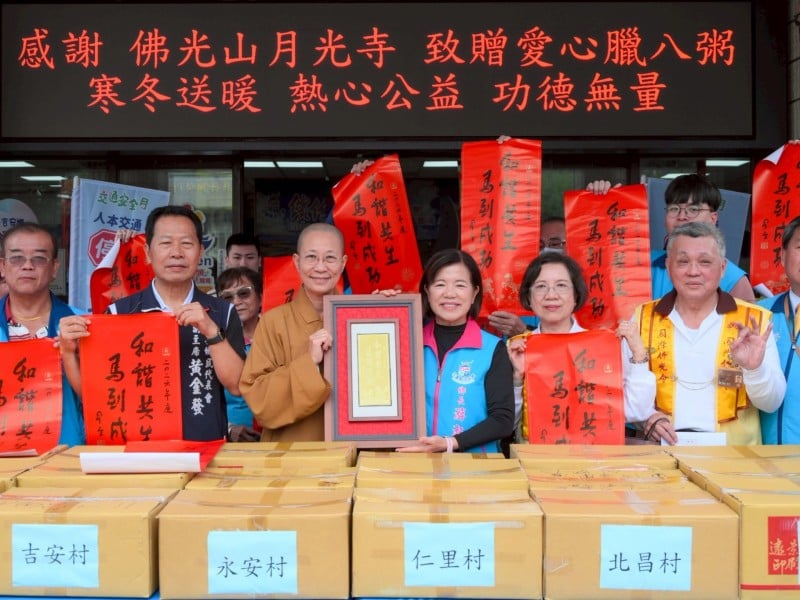 游淑貞感謝月光寺善念守護吉安 二千份臘八粥暖胃送進社區巷鄰